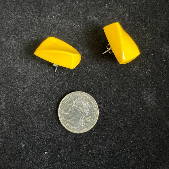 Vintage 80s 90s Bright Yellow Plastic Illusion Curved Statement Stud Earrings - Picture 5 of 5